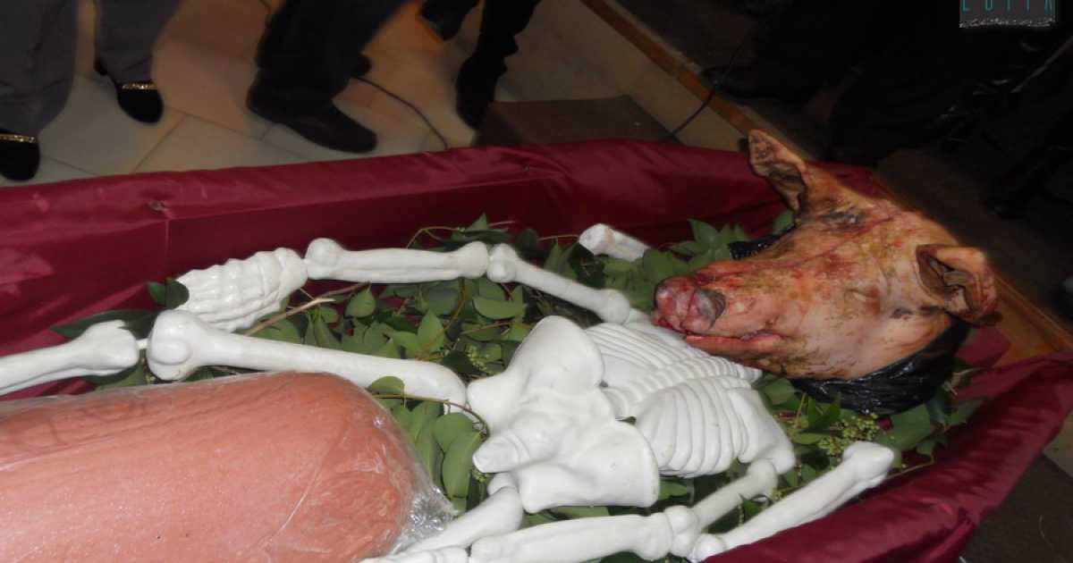 Bari, una bara con dentro una testa di maiale: si festeggia cos� nella chiesa di San Ciro